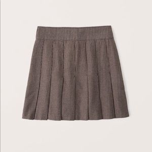 Abercrombie pleted skirt with tags on. never worn.